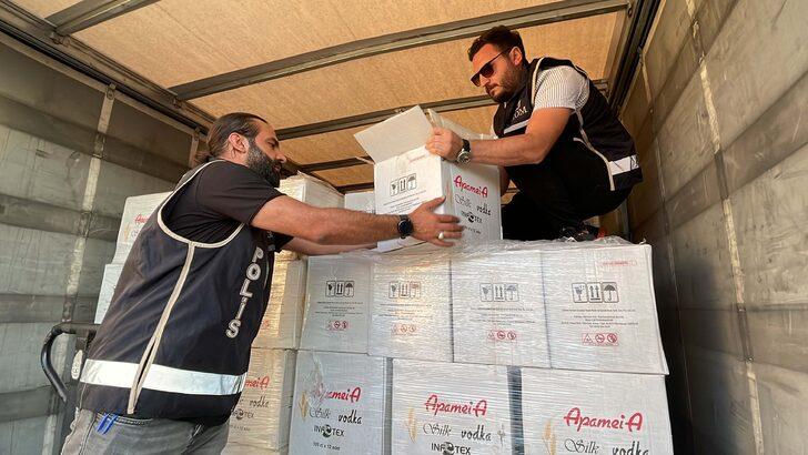 Muğla'da kamyon kasasında 8 bin şişe kaçak alkol ele geçirildi G3