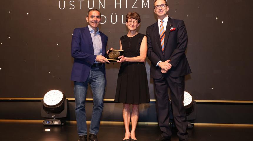 Koronavirüs aşısını geliştirmişlerdi... Prof. Dr. Özlem Türeci ve Prof. Dr. Uğur Şahin'e 'İnsanlığa Üstün Hizmet' ödülü