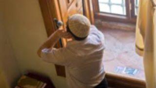 Müezzin cep telefonu yüzünden ezanı bir saat erken okudu