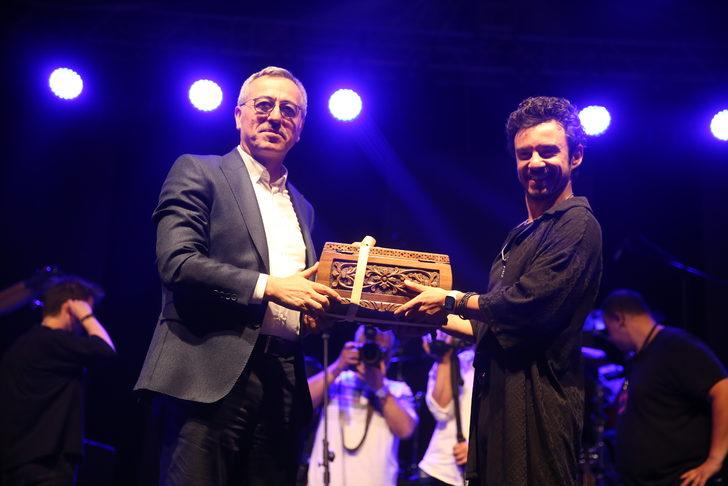 Kahramanmaraş'ta yaz konserleri kapsamında şarkıcı Buray sahne aldı G5