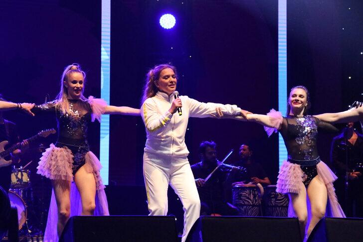 Zonguldak'ta yaz konserleri kapsamında şarkıcı Demet Akalın sahne aldı G4