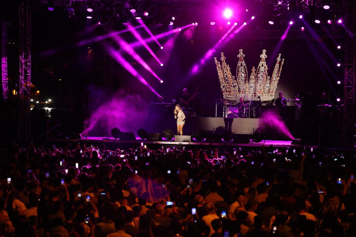 Uluslararası Likya Kaş K&uuml;lt&uuml;r ve Sanat Festivali'nde Hadise sahne aldı
