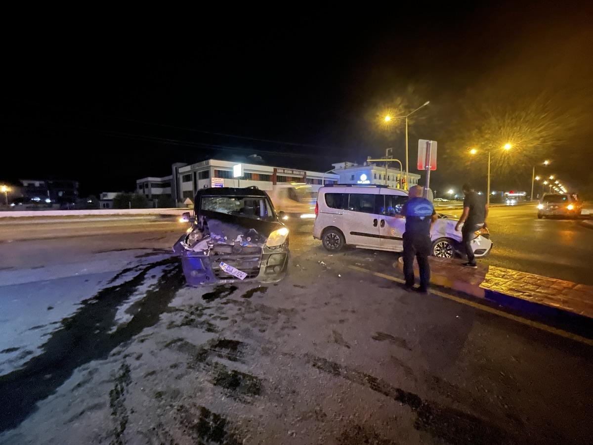 Sakarya'da iki hafif ticari aracın &ccedil;arpışması sonucu 3 kişi yaralandı