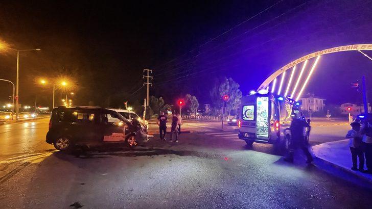 Sakarya'da iki hafif ticari aracın çarpışması sonucu 3 kişi yaralandı G2