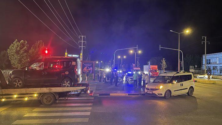 Sakarya'da iki hafif ticari aracın çarpışması sonucu 3 kişi yaralandı G4