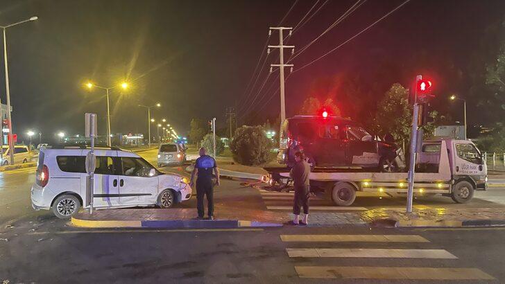 Sakarya'da iki hafif ticari aracın çarpışması sonucu 3 kişi yaralandı G5