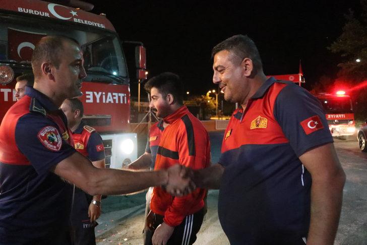 Marmaris'teki orman yangınından dönen alev savaşçılarına Burdur'da karşılama düzenlendi G2