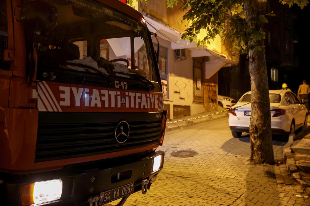 Bağcılar&rsquo;da ila&ccedil;lama yapılan binadaki 16 kişi hastaneye kaldırıldı