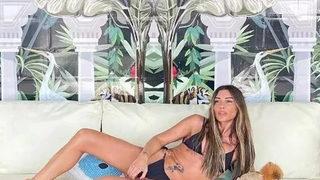 Selen Görgüzel beyaz bikinisini giyip poz üstüne poz verdi!