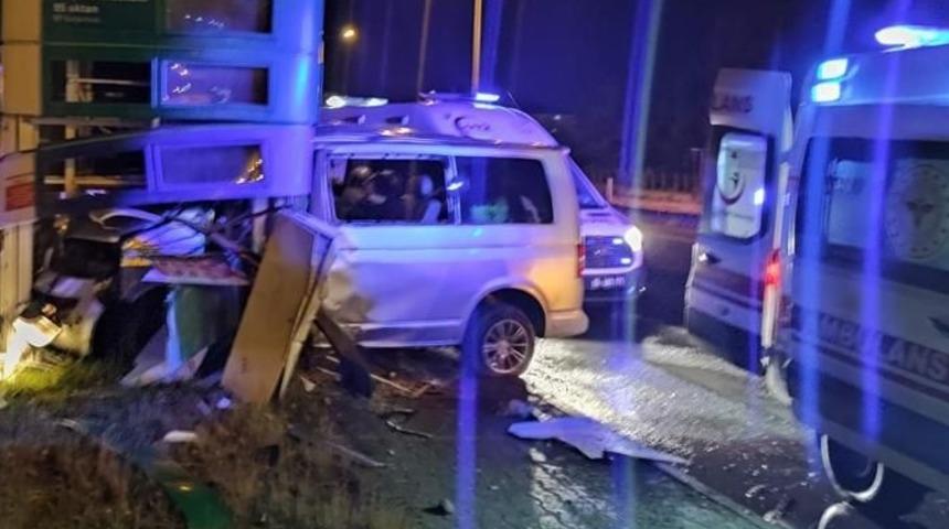 Ağrı'da aydınlatma direğine &ccedil;arpan minib&uuml;steki 2 kişi &ouml;ld&uuml;, 1 kişi yaralandı