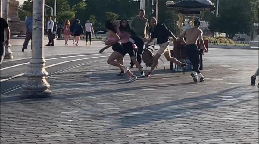 Taksim Meydanı'nda birbirlerine girdiler! Yabancı uyrukluların kavgası kamerada