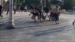 Taksim Meydanı'nda birbirlerine girdiler! Yabancı uyrukluların kavgası kamerada