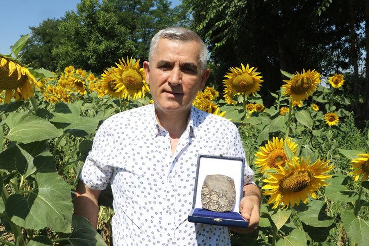 Türk bilim insanı, ayçiçeği üzerine çalışmalarıyla "Pustovoit Ödülü"ne layık görüldü G1