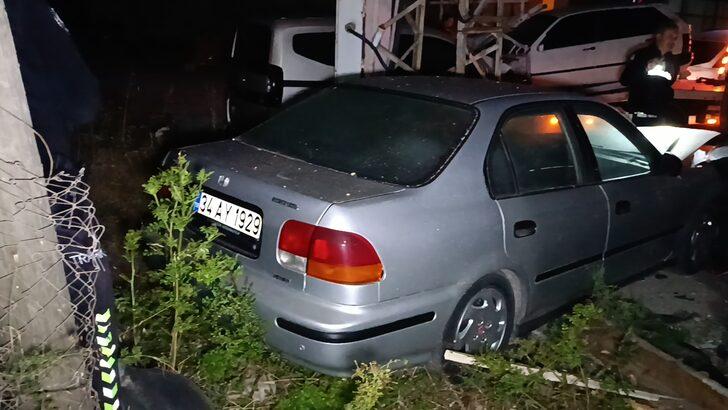 Ehliyetsiz sürücünün kullandığı araç kulübeye ve park halindeki araçlara çarptı, 3 kişi yaralandı G2