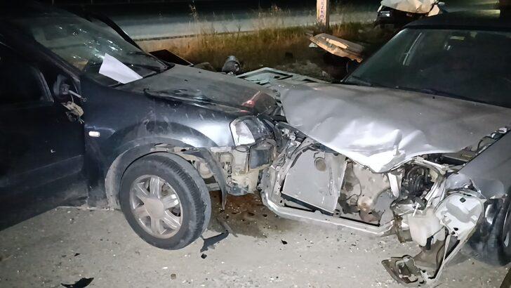 Ehliyetsiz sürücünün kullandığı araç kulübeye ve park halindeki araçlara çarptı, 3 kişi yaralandı G3