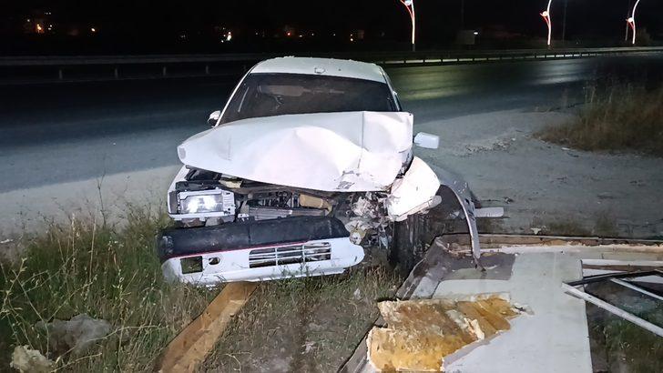 Ehliyetsiz sürücünün kullandığı araç kulübeye ve park halindeki araçlara çarptı, 3 kişi yaralandı G4