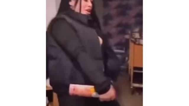 Polis memurunun önünde kasıklarına oda spreyi sıkarak şarkı söyleyip dans etti! 