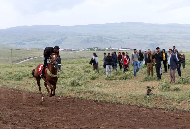 Muş'ta geleneksel köyler arası at yarışı etkinliği düzenlendi G1