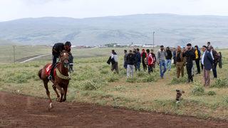 Muş'ta geleneksel köyler arası at yarışı etkinliği düzenlendi