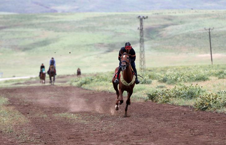 Muş'ta geleneksel köyler arası at yarışı etkinliği düzenlendi G2