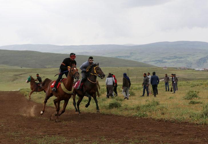 Muş'ta geleneksel köyler arası at yarışı etkinliği düzenlendi G3