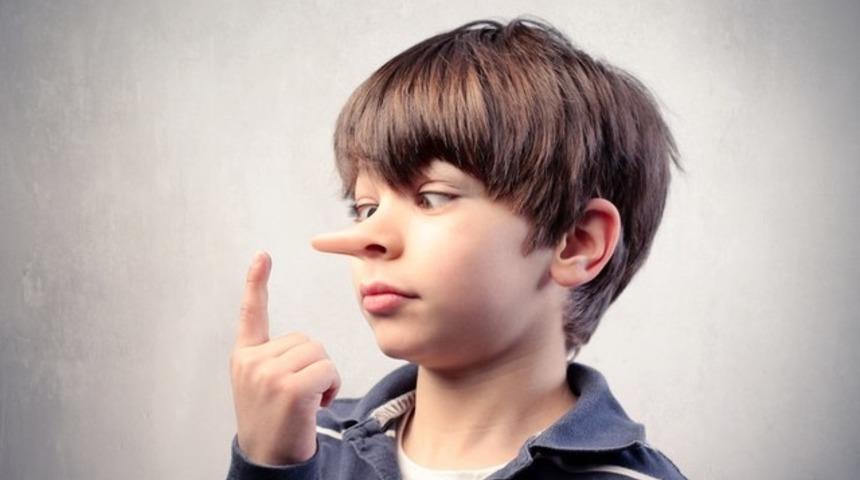 Katı ebeveynler &ccedil;ocuklarının yalancı olmasına neden oluyor