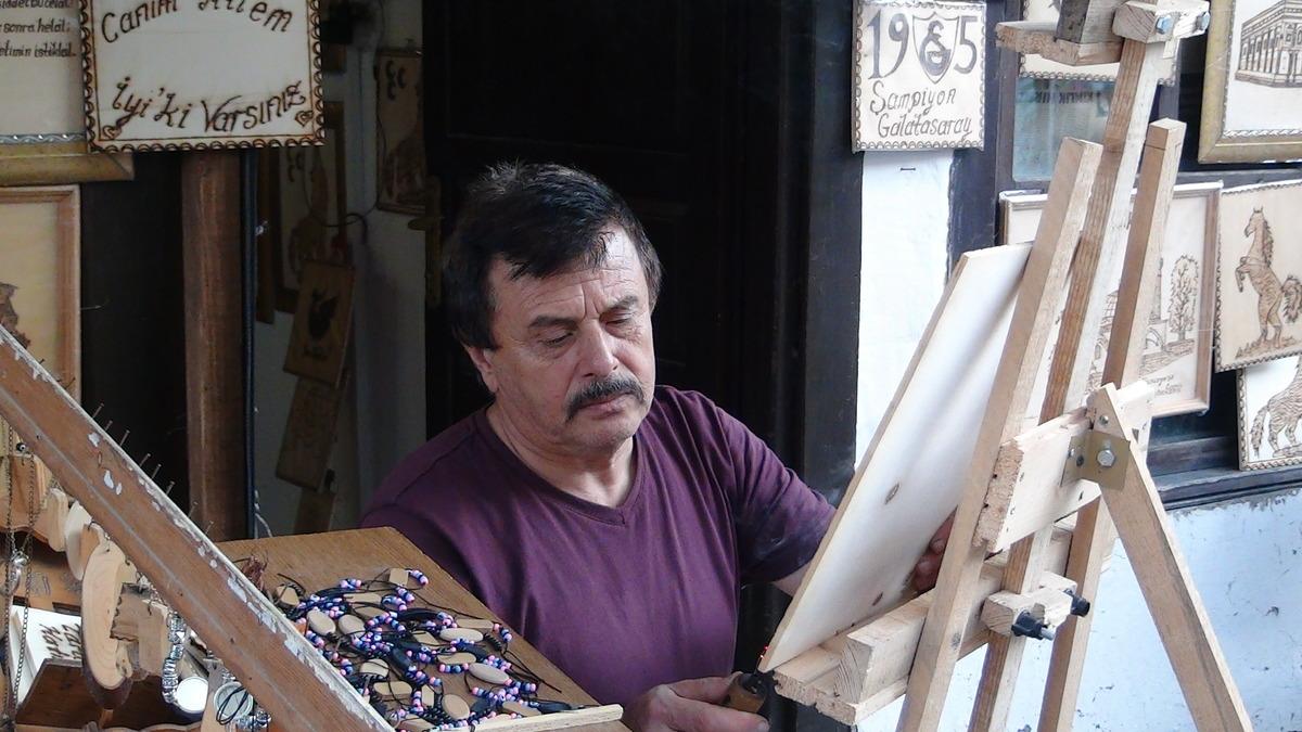 Sakaryalı esnaf, baba mesleği ahşap yakma sanatını 41 yıldır s&uuml;rd&uuml;r&uuml;yor