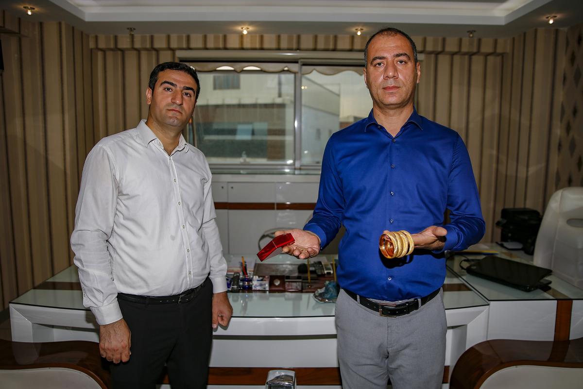 D&uuml;ğ&uuml;n salonunu temizlerken bulduğu altınları gelin ve damada teslim etti