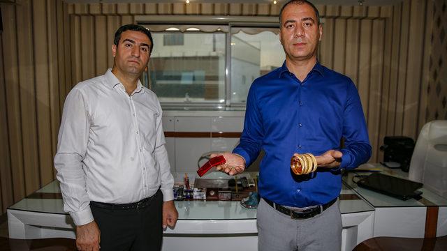 Düğün salonunu temizlerken bulduğu altınları gelin ve damada teslim etti