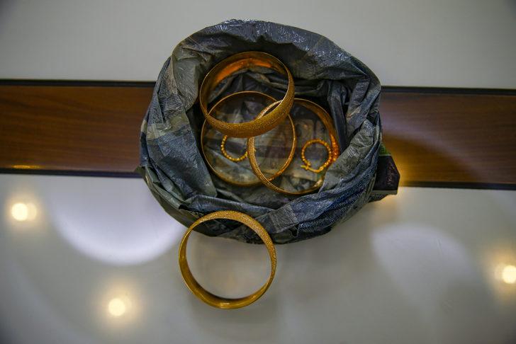 Düğün salonunu temizlerken bulduğu altınları gelin ve damada teslim etti G2