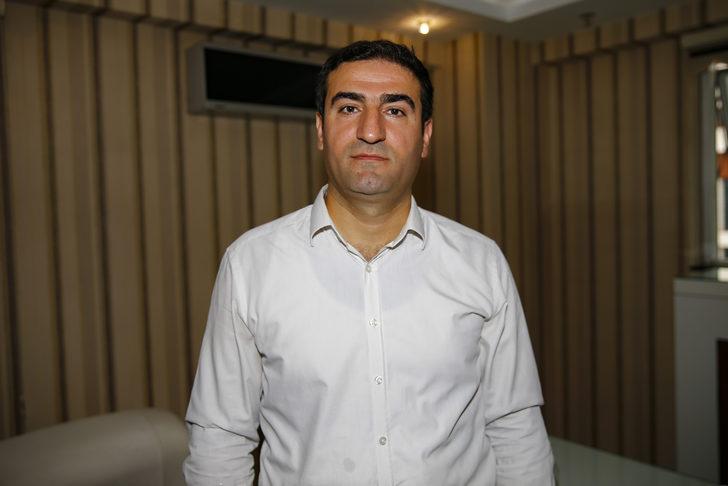 Düğün salonunu temizlerken bulduğu altınları gelin ve damada teslim etti G3