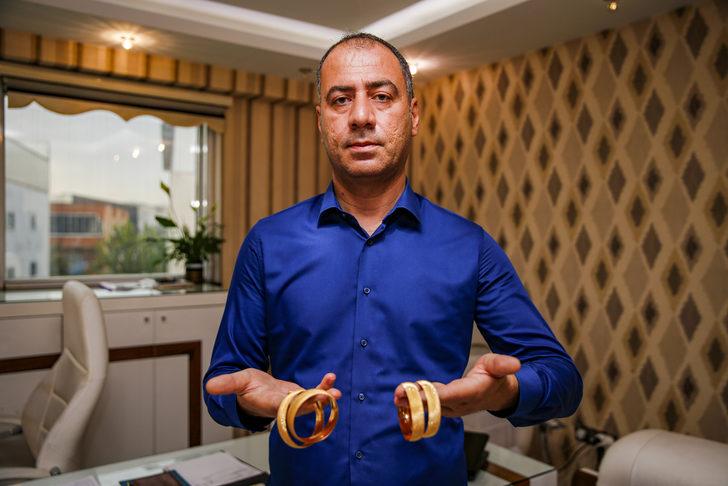 Düğün salonunu temizlerken bulduğu altınları gelin ve damada teslim etti G4