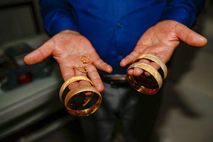 Düğün salonunu temizlerken bulduğu altınları gelin ve damada teslim etti G5