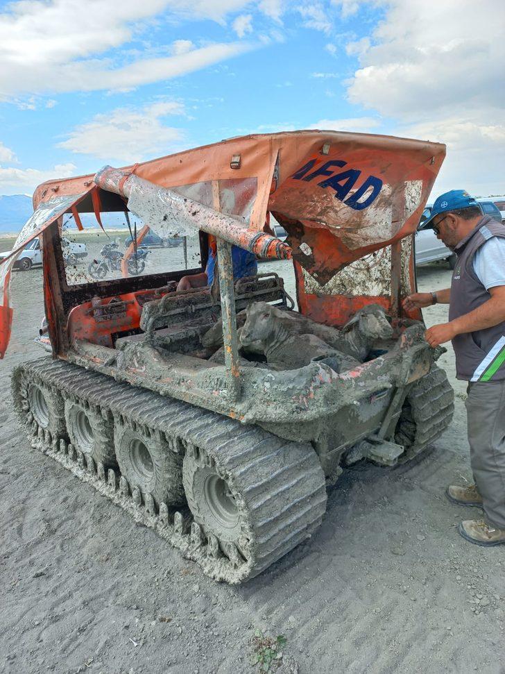 Burdur'da balçıklaşan alanda mahsur kalan 96 koyun kurtarıldı G2