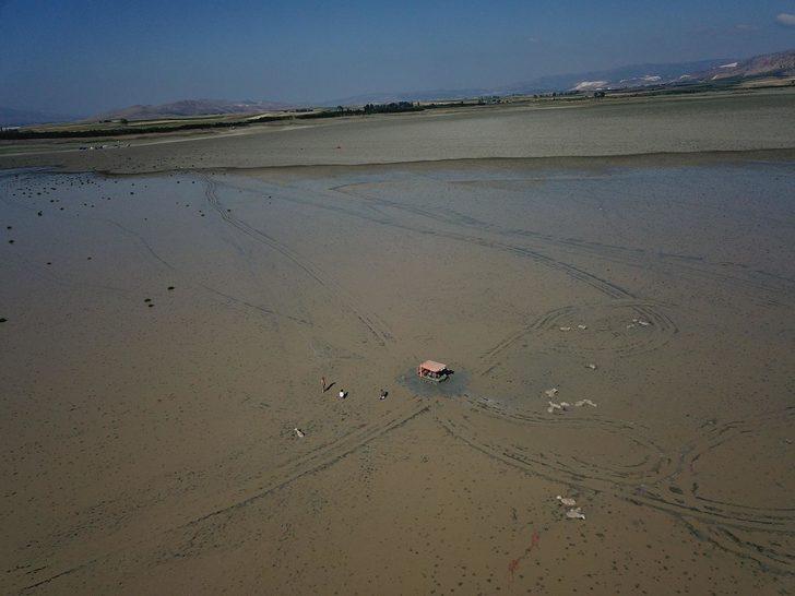 Burdur'da balçıklaşan alanda mahsur kalan 96 koyun kurtarıldı G4