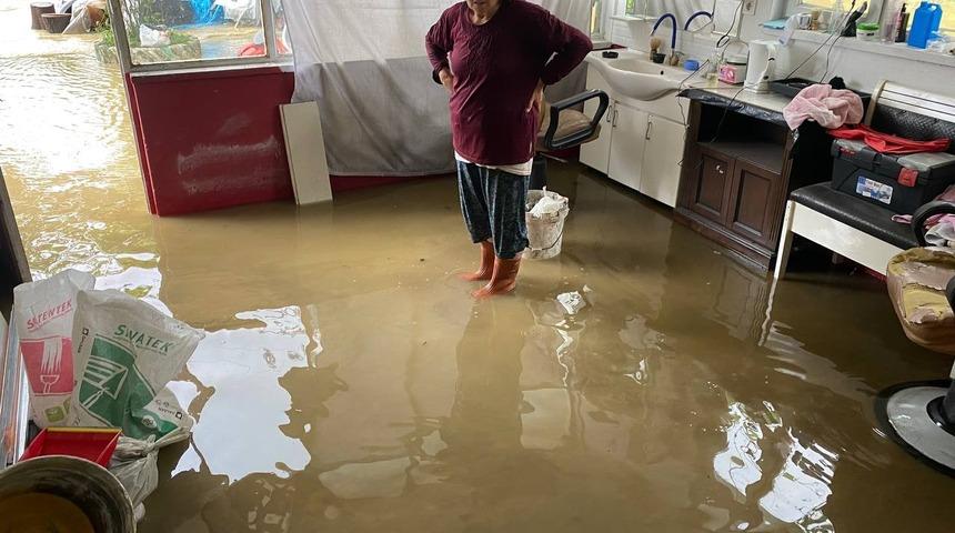 Uyarı yapılmıştı... Evleri su bastı, araçlar yolda mahsur kaldı