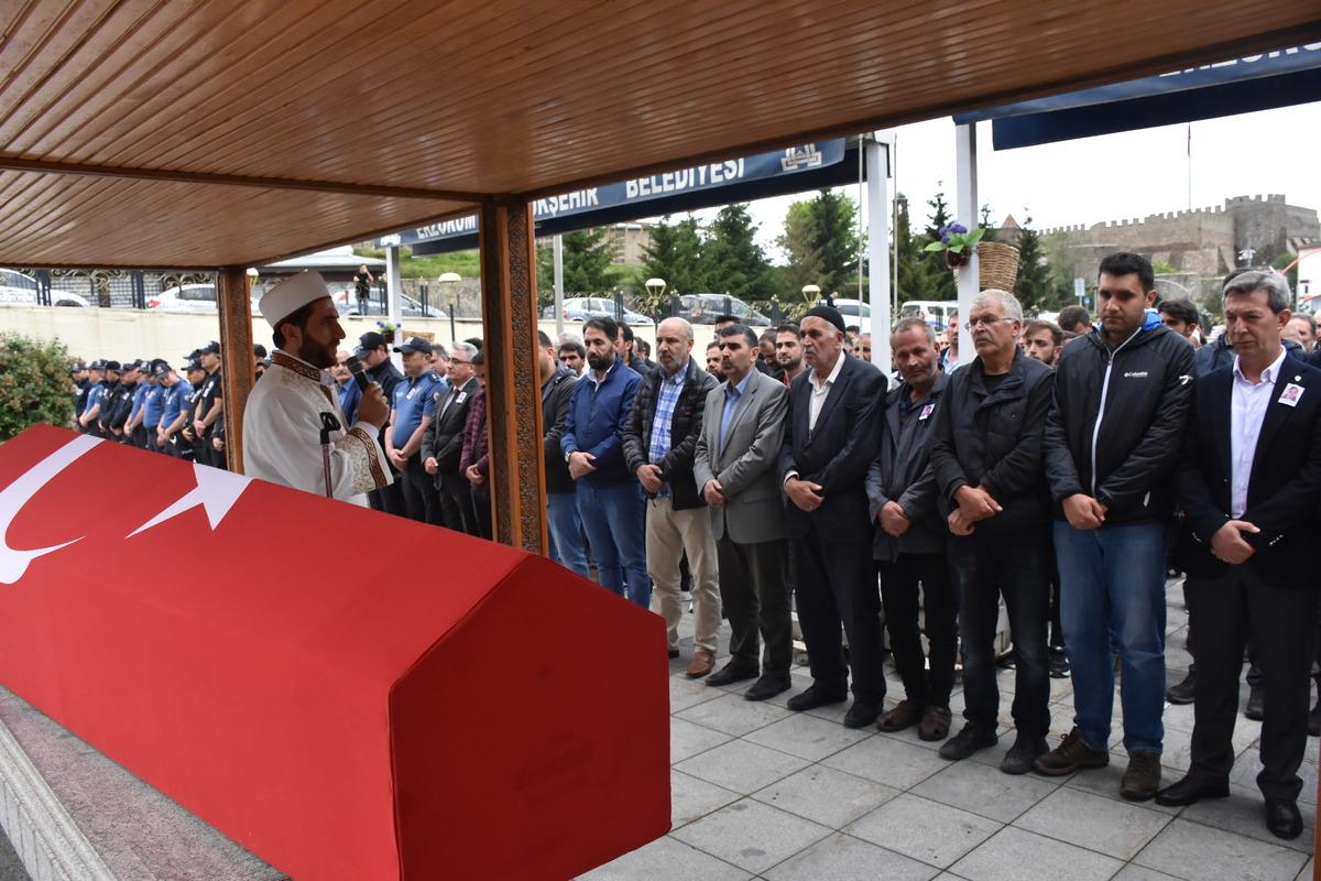 Balıkesir'de silahla vurulan polis memuru Erzurum'da toprağa verildi