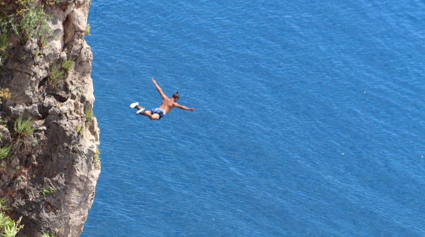 Gençlerin yaptıkları "pes" dedirtti! Tehlikeye aldırış etmediler, yürekler ağza geldi