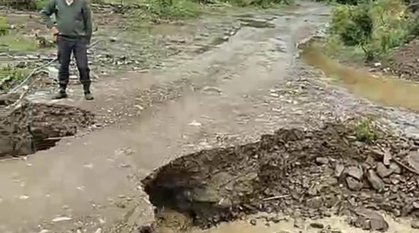 Dere taştı, menfezler yıkıldı! 3 köyün bağlantısı kesildi