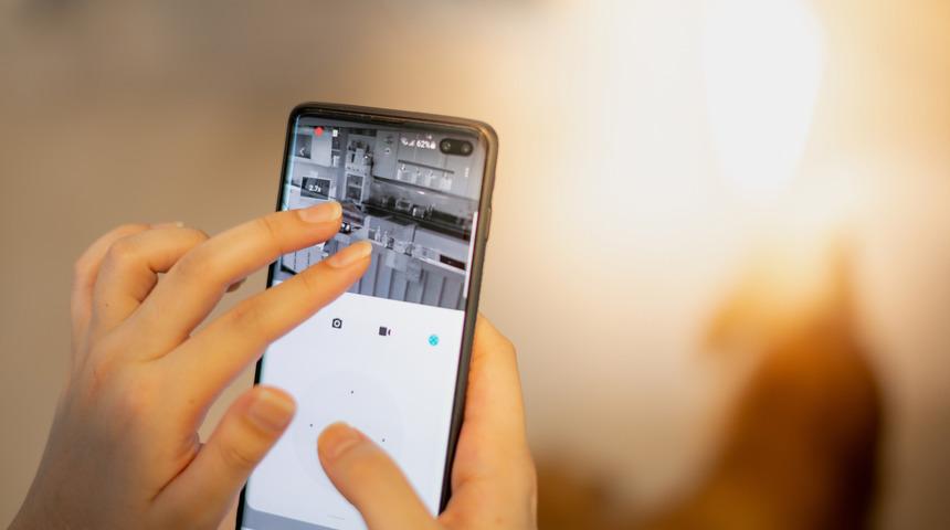 Görünce gözlerine inanamadı! Evinin önünde sevişen çifti kilometrelerce öteden yakaladı