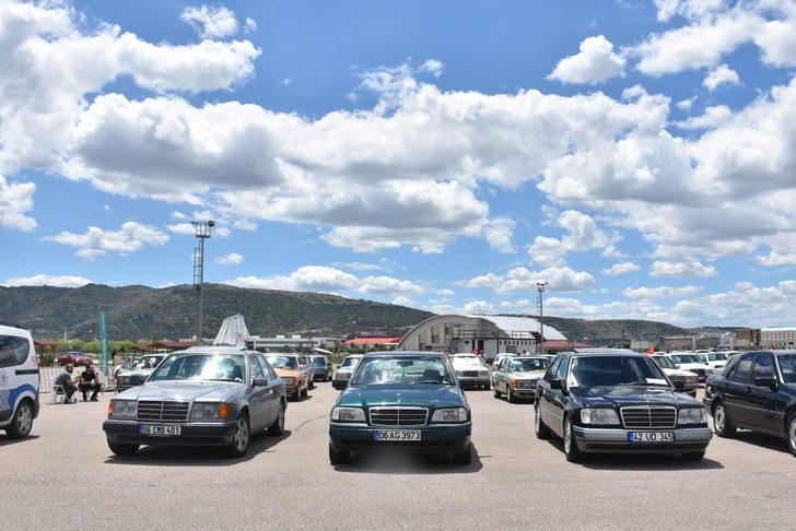 Klasik otomobil tutkunları Afyonkarahisar'da buluştu G3