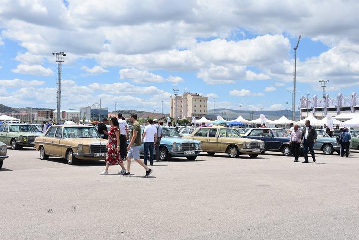 Klasik otomobil tutkunları Afyonkarahisar'da buluştu G4