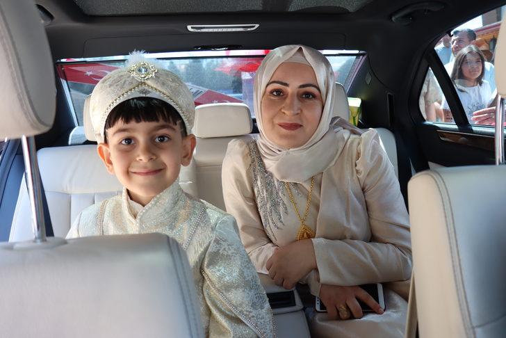 Valinin makam aracı şehit çocuğuna sünnet arabası oldu G5