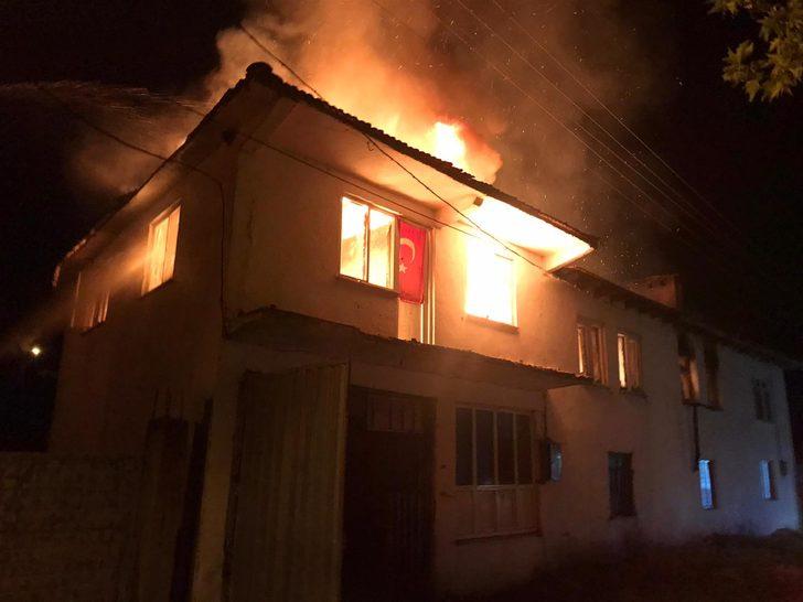 Balıkesir'de şehit babasının yanan evi yeniden yapılacak G1