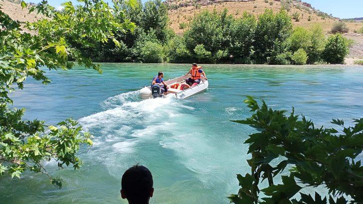 Dicle Nehri kıyısında mahsur kalan 7 kişi AFAD ekiplerince kurtarıldı G2