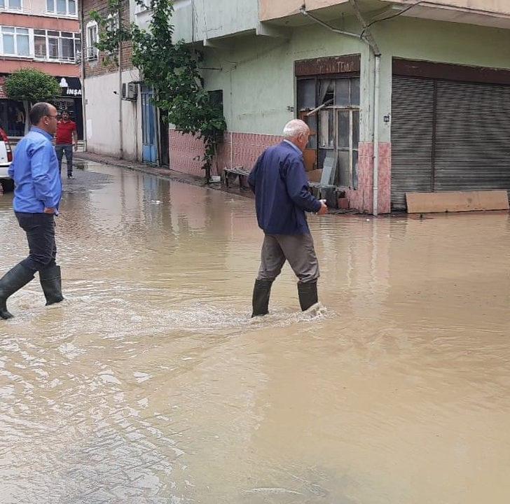 GÜNCELLEME 2 - Bartın'da sağanak nedeniyle bazı evleri su bastı, araçlar yolda mahsur kaldı G1