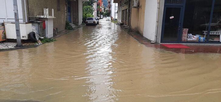 GÜNCELLEME 2 - Bartın'da sağanak nedeniyle bazı evleri su bastı, araçlar yolda mahsur kaldı G2