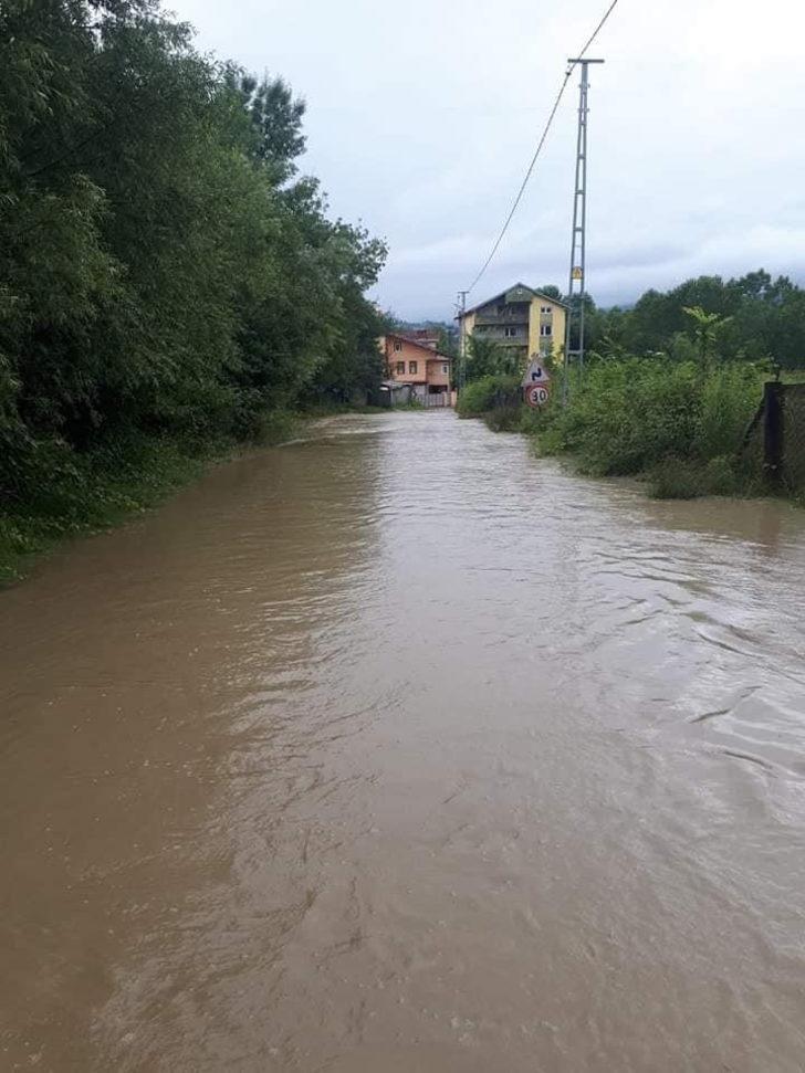 GÜNCELLEME 2 - Bartın'da sağanak nedeniyle bazı evleri su bastı, araçlar yolda mahsur kaldı G4