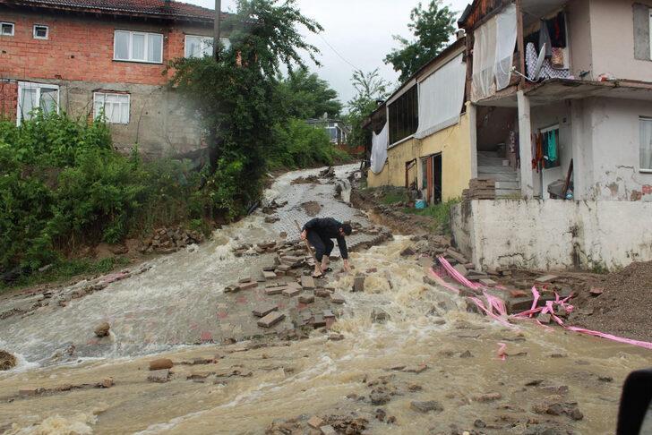 GÜNCELLEME 2 - Bartın'da sağanak nedeniyle bazı evleri su bastı, araçlar yolda mahsur kaldı G5