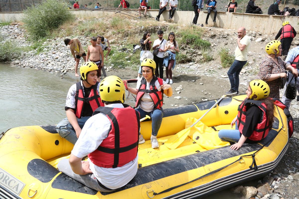 İranlı turistler &Ccedil;atak &Ccedil;ayı'nda rafting heyecanı yaşadı
